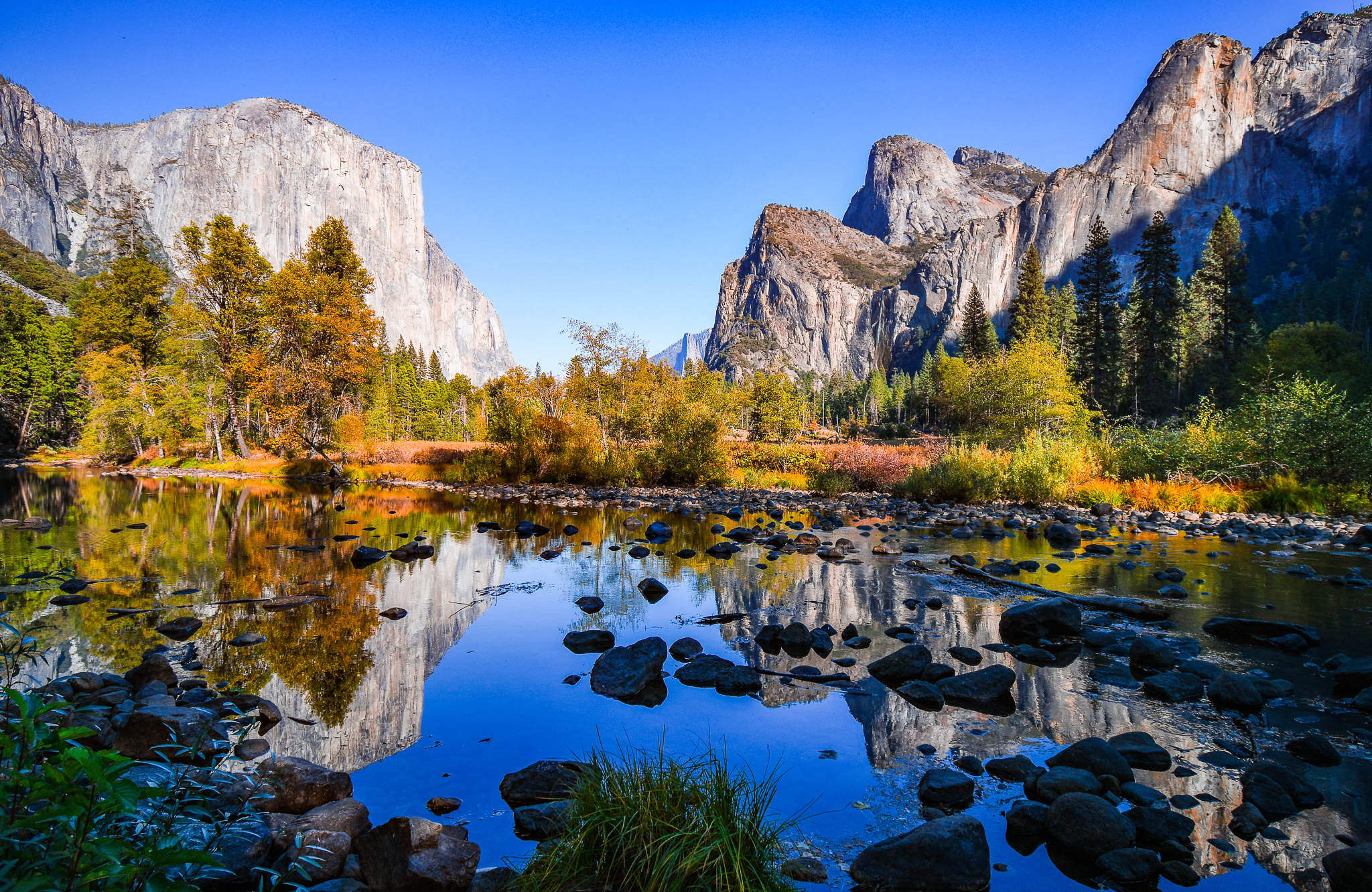 El Capitan and the three brothers viewed from the Merced River. #Yosemitevalley #Yosemitenationalpark