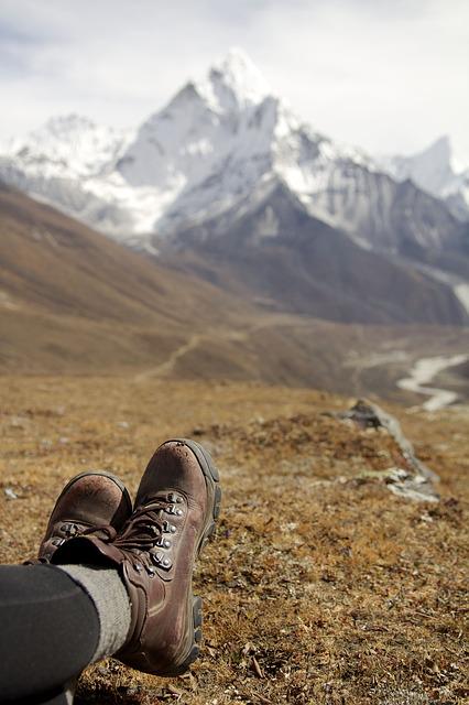 Hiking outfits in Summer 2022, what to wear hiking in summer 2022, hiking boots, hiking shoes.