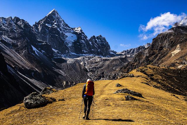 Hiking outfits in Summer 2022, what to wear hiking in summer 2022, hiking pants, hiking shorts, hiking leggings. 