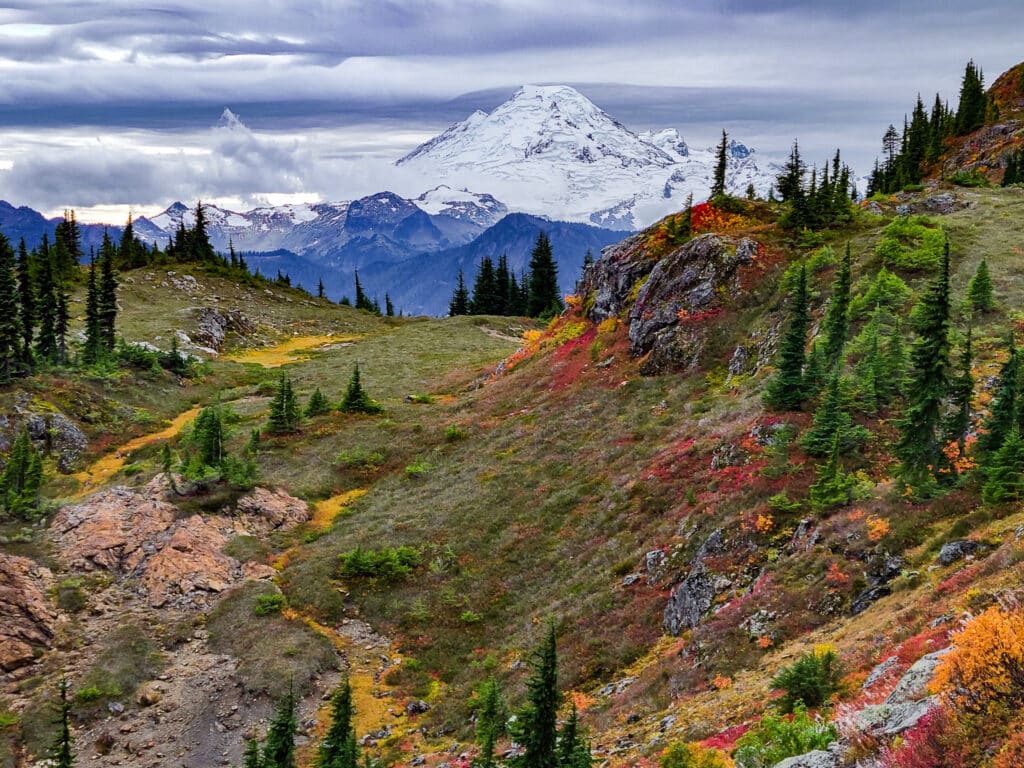 Yellow Aster Butte Hike in Washington State, Mount Baker, Washington, North Cascades, Autumn colors 