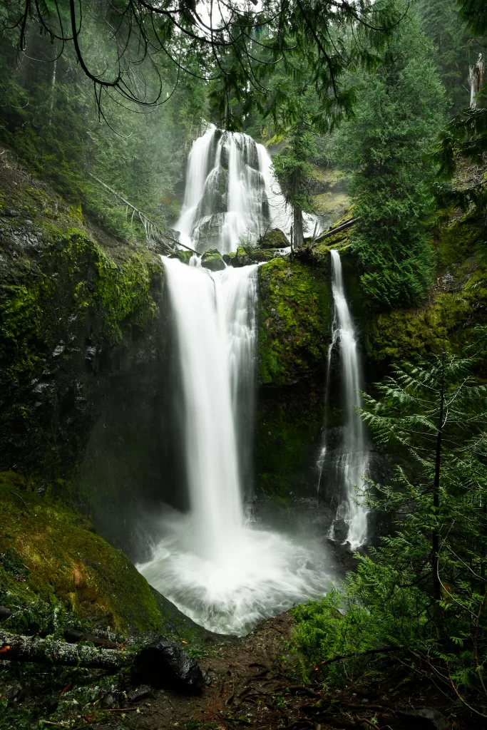 Long exposure of falls creek falls during a rainy, overcast day in the lush forests of Washington. #longexposure #waterfallphotography #photographytipsforbeginners #manualmode #manualmodeforbeginners #nikonphotography #nikon 